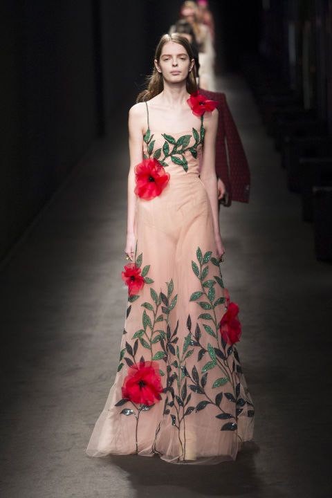Xu hướng sử dụng hoa poppy trong thiết kế thời trang.